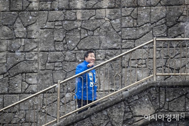 [포토]기생충 계단 오르는 이낙연 