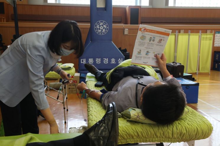 청와대 직원 헌혈 동참…코로나19 여파로 혈액 부족 