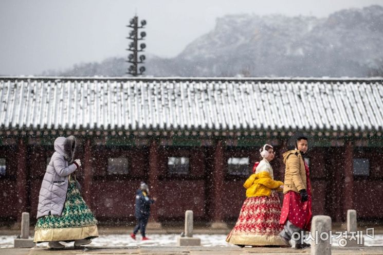 [포토]겨울 정취 만끽하는 외국인 관광객들