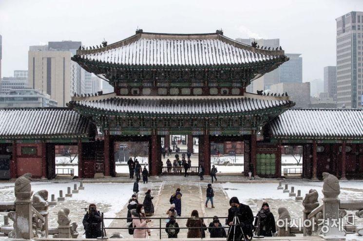 [포토]눈 내린 경복궁 찾은 관광객들