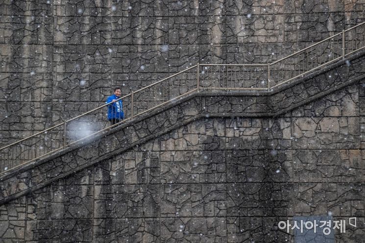 [포토]이낙연, 영화 기생충 계단에서 