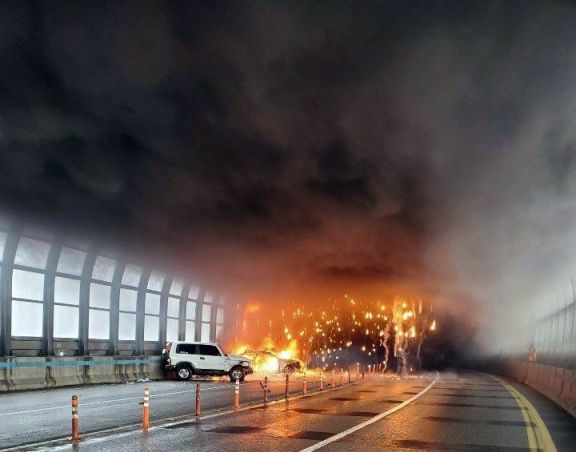 청주 고가도로서 차량 충돌 후 화재...2명 부상