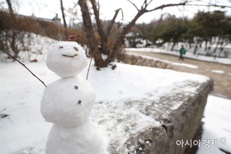 [포토]'늦겨울에 만난 눈사람, 반갑다' 