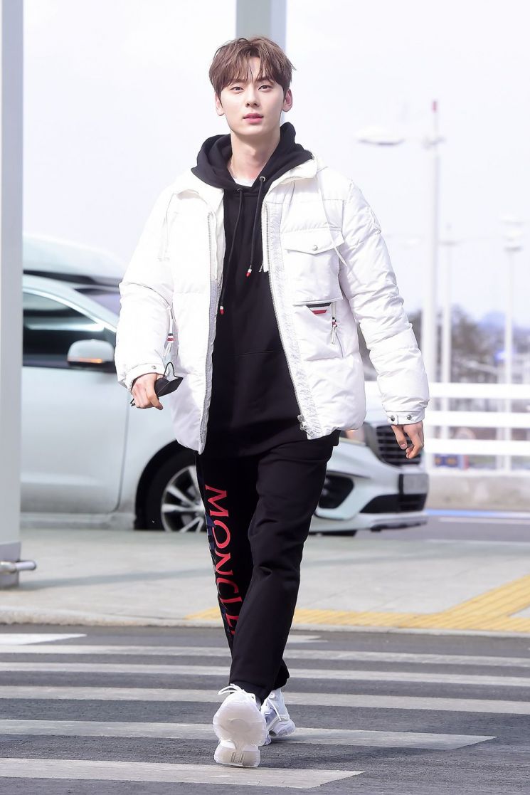 몽클레르 쇼 참석 차 이탈리아 밀라노로 향하는 뉴이스트 황민현.