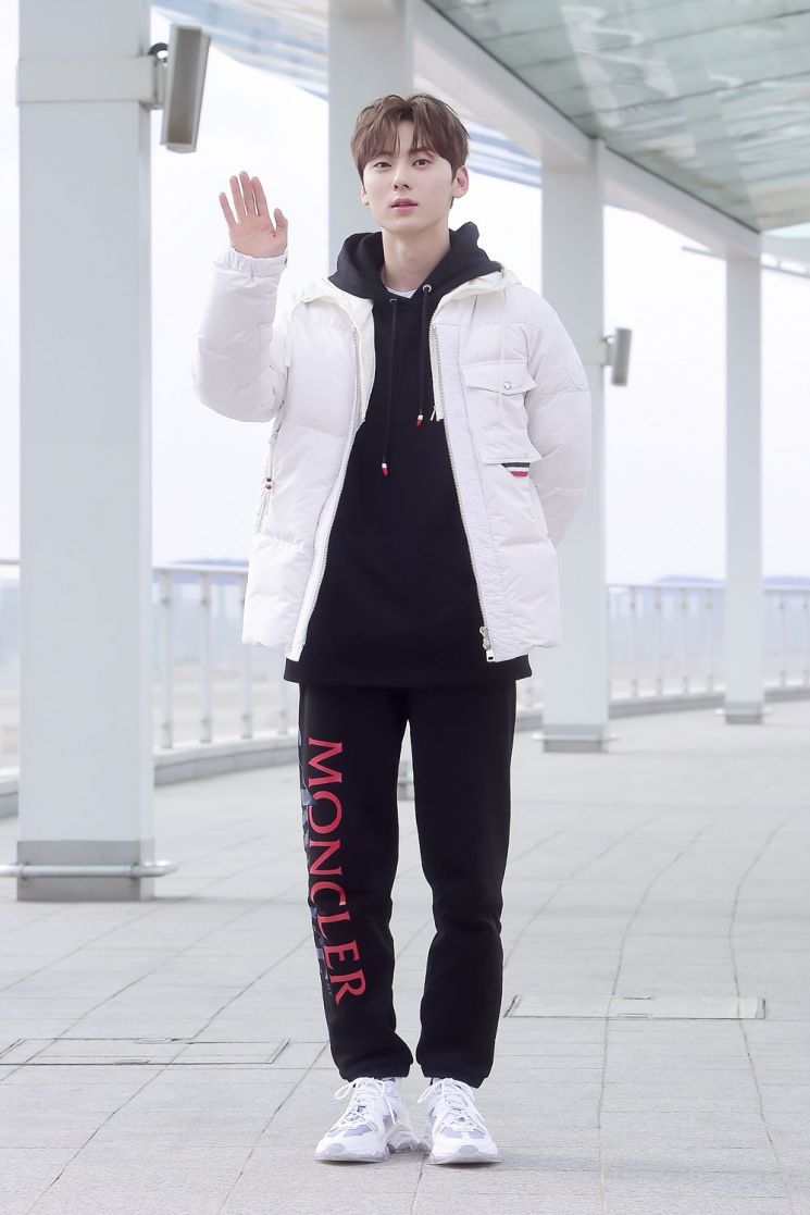 황민현이 공항패션으로 착용한 모든 제품은 '몽클레르'