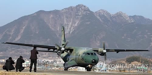 일본 크루즈내 한국인 이송에 투입되는 군수송기 CN235 [이미지출처=연합뉴스]