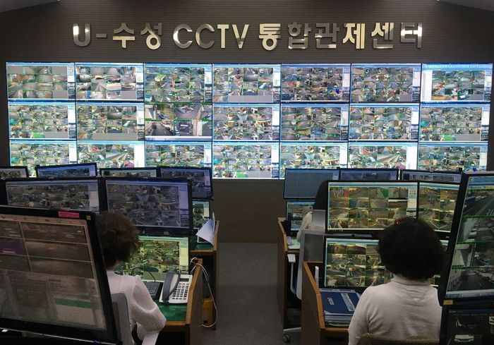 수성 CCTV 통합관제센터에서 모니터링 요원들이 CCTV 화면을 모니터링 하고 있다. (사진=수성구청 제공)