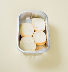 1. 슬라이더 빵을 반으로 잘라 밑 부분을 오븐용기에 골고루 깐다.