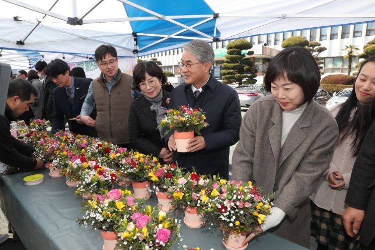 경남교육청, 화훼 소비 촉진을 위한 꽃 시장 운영