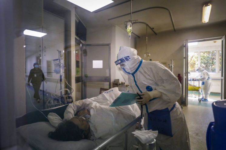 中대형병원 병원장도 코로나19로 사망…"中 의료진 3000여명도 감염" 