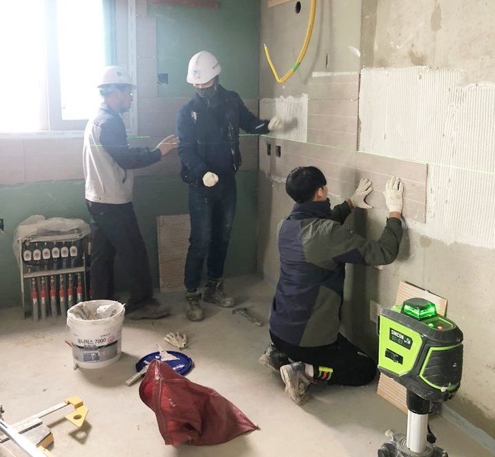 지난해 영등포청년건축학교에서 모집한 실내건축인테리어 과정 교육에 참여해 실습 중인 영등포구 청년들.
