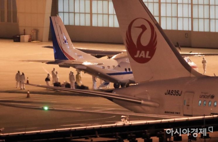 [포토] 전용기에서 내리는 日교민들