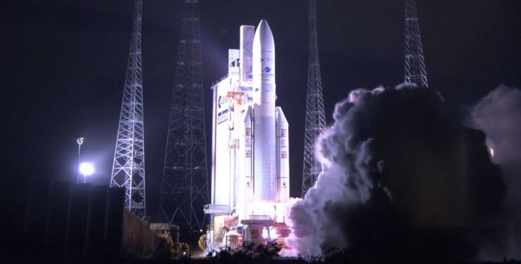 천리안2B호를 실은 아리안5ECA가 19일 오전 7시19분 발사됐다. (유럽 우주기업인 아리안스페이스사의 홈페이지 생중계 화면)