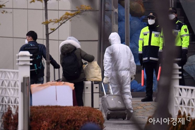 [포토] 인천 임시생활시설 들어서는 일본 교민들