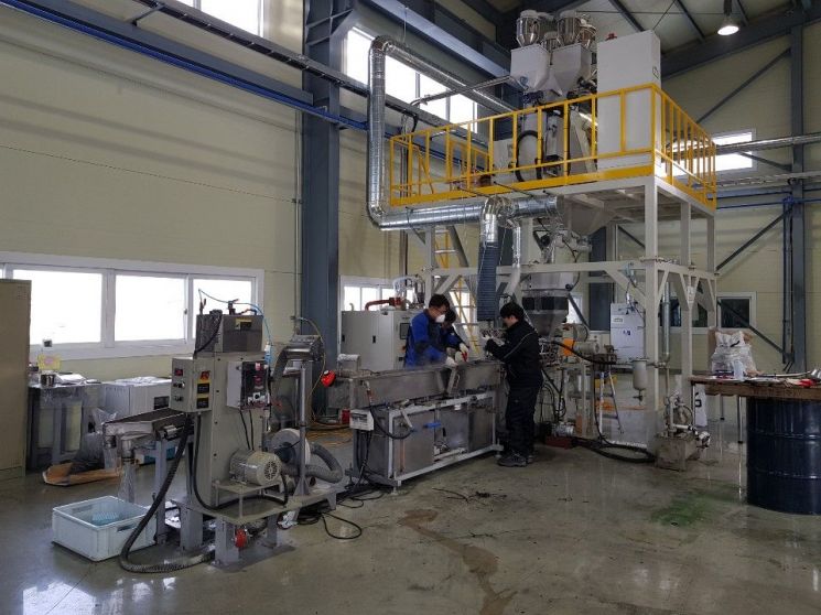 넥스젠그래핀폴리머스 공장에서 그래핀과 폴리머를 합성하는 작업이 진행되고 있다.