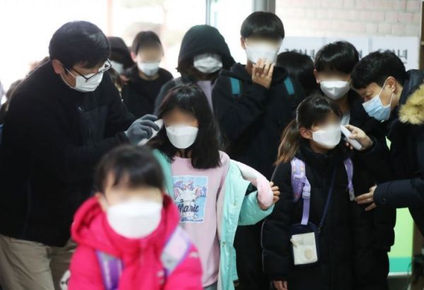 지난달 29일 오전 경기도 수원시의 한 초등학교에서 관계자들이 신종 코로나바이러스 감염증인 '우한 폐렴' 예방을 위해 등굣길 학생들의 체온을 측정하고 있다. [이미지출처=연합뉴스]