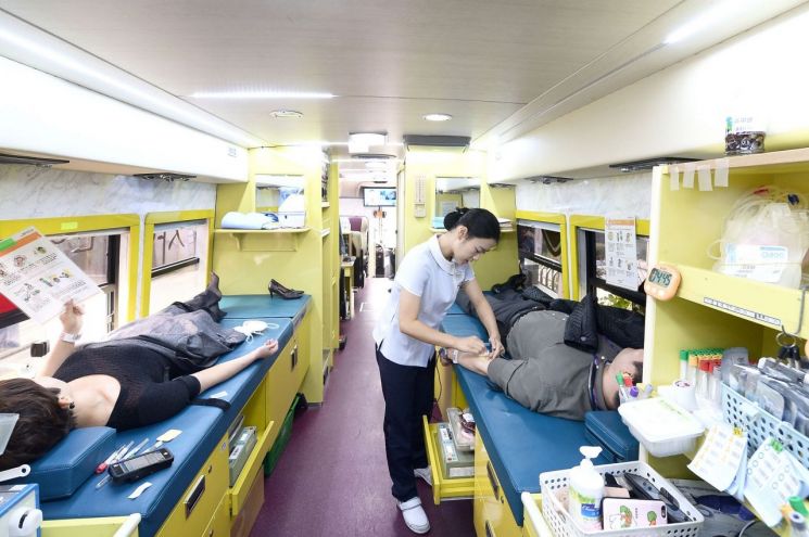 KOTRA가 지난 18일 서울 염곡동 본사에서 코로나19로 어려워진 혈액 수급에 힘을 보태기 위해 단체 헌혈을 실시했다.(사진=KOTRA)
