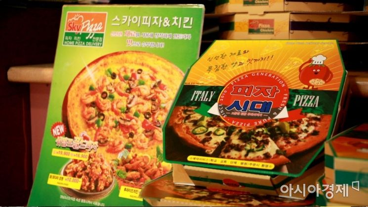 가게 한 쪽에는 영화 소품으로 사용된 '피자시대'의 박스가 수북이 쌓여있다. 사진 = 김현우 PD