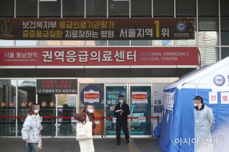19일 해외여행력이 없는 코로나19 확진 환자가 발생한 서울 성동구 한양대병원 응급실이 폐쇄돼 있다. /문호남 기자 munonam@