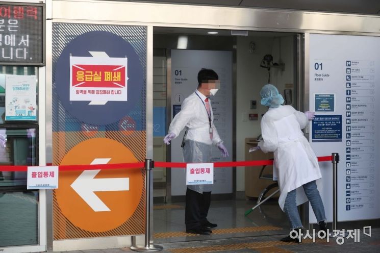 19일 해외여행력이 없는 코로나19 확진 환자가 발생한 서울 성동구 한양대병원 응급실에 폐쇄 안내문이 붙어 있다. 의료진이 분주하게 움직이고 있다. /문호남 기자 munonam@