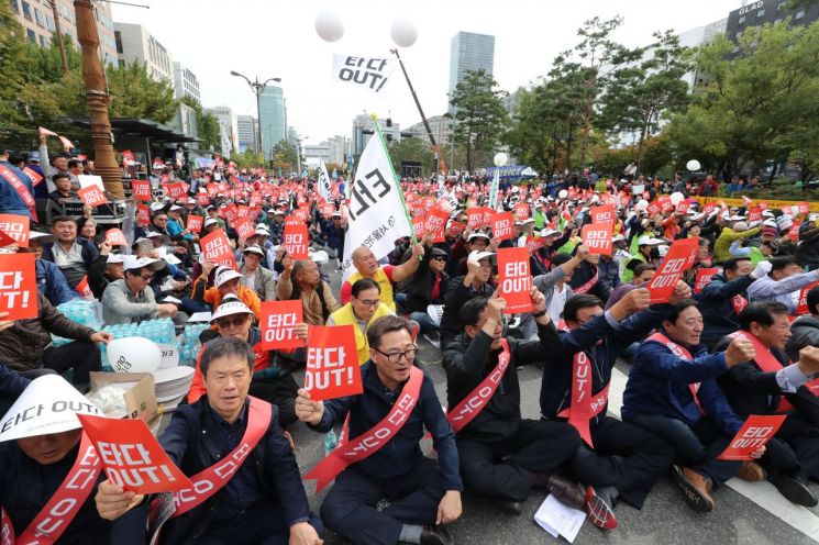 지난해 10월 23일 오후 서울 여의도 국회 앞에서 열린 '타다 아웃! 상생과 혁신을 위한 택시대동제'에 참가한 서울개인택시운송사업조합 조합원들이 타다 퇴출을 촉구하는 구호를 외치고 있다. [이미지출처=연합뉴스]