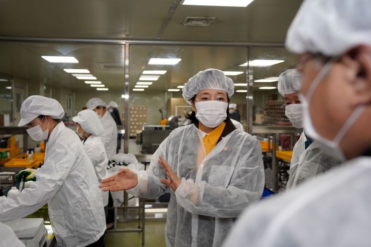 박영선 중소벤처기업부 장관이 착한 손소독제 제조 기업 우신화장품의 공장을 방문하고 있다.