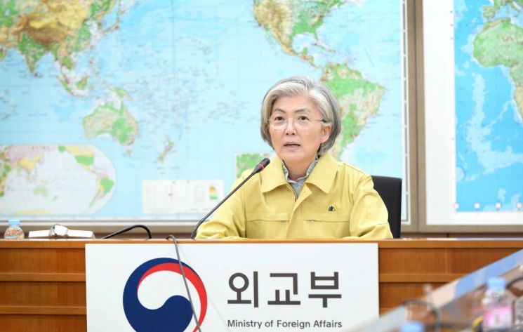 강경화 장관, 中 왕이 외교부장과 통화…"한국인 격리 조치 등 과도한 통제 우려"