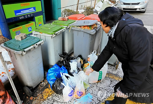 한 주민이 음식물 쓰레기를 배출하고 있다. 사진은 기사 중 특정표현과 관계없음. [이미지출처=연합뉴스]