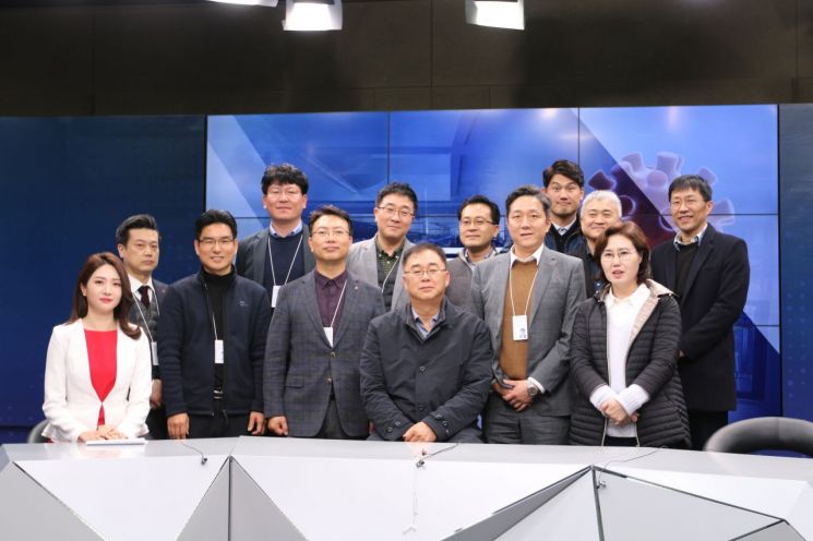 LG헬로비전 송구영 대표(사진 앞줄 왼쪽에서 네 번째)가 강원도 원주시에 위치한 영서방송을 방문해 직원들을 독려하고 있다.