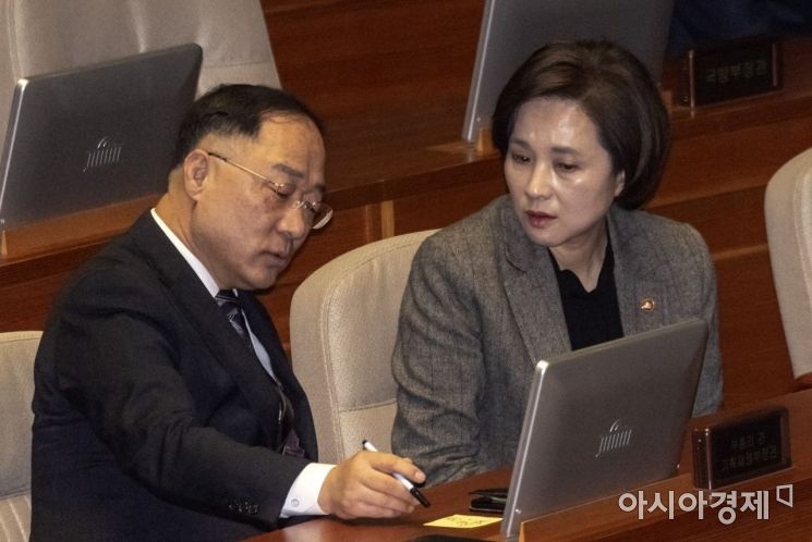 [포토] 이야기 나누는 홍남기·유은혜