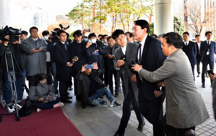 광주 고검·지검 찾은 尹…수사·기소 분리 질문엔 "묵묵부답"