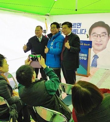 (좌측)김한창 전 예비후보가 20일 (가운데)우기종 예비후보의 천막 사무소를 방문했다.