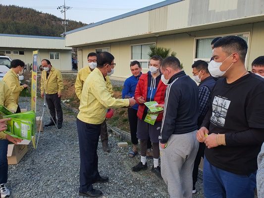 지난달 21일 임규정 금일읍장이 외국인 근로자 숙소를 방문해 방역 물품 배부 및 감염증 예방 활동을 하고 있다. (사진=완도군 제공)