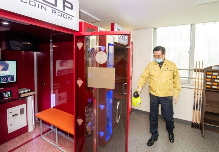 [포토]성장현 용산구청장, 꿈나무종합타운 코로나19 방역 