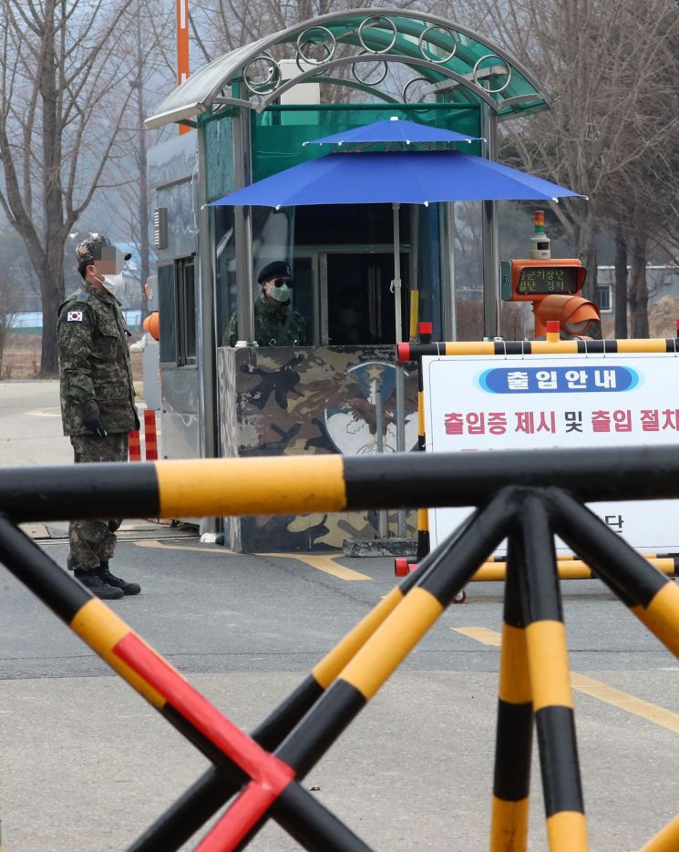 21일 오전 충남 계룡시 계룡대 공군 기상단 정문에서 관계자들이 근무하고 있다. 이날 새벽 공군 기상단에 파견된 공군 A 중위가 신종 코로나바이러스 감염증(코로나19) 확진 판정을 받아 국군 수도병원으로 이송됐다.<이미지:연합뉴스>