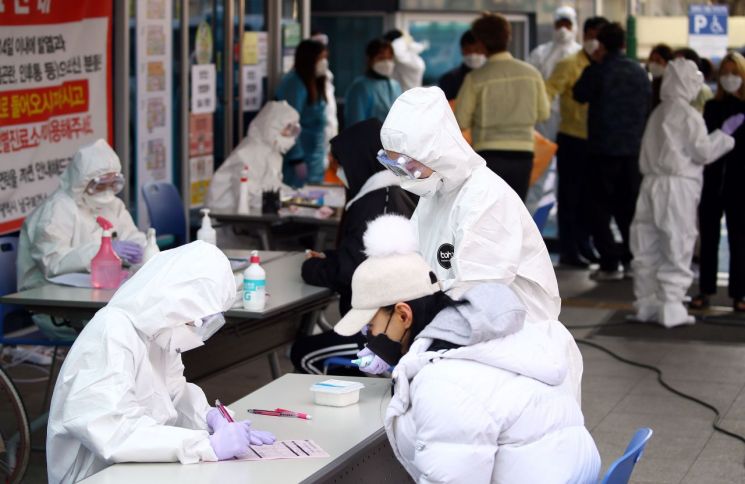 대구에서 신종 코로나바이러스 감염증 환자가 급증하는 가운데 21일 오후 대구시 남구 보건소에 의심 환자들이 몰려들고 있다. <이미지:연합뉴스>