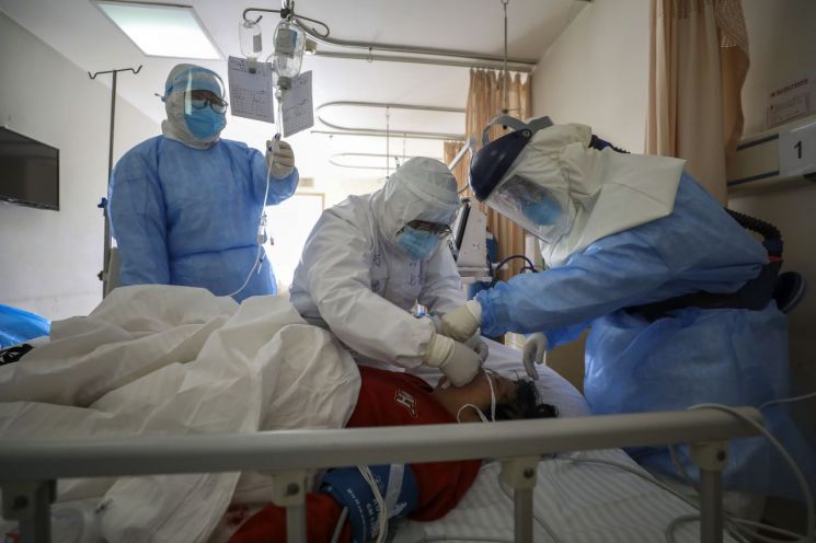 중국 후베이성 우한의 한 병원에서 16일 의료진이 새로 입원한 신종 코로나바이러스(코로나19) 감염증 환자를 치료하고 있다. (사진=연합뉴스)