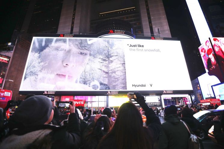 현대자동차가 21일(현지시각) 미국 뉴욕 타임스퀘어에서 방탄소년단이 출연한 ‘글로벌 수소 캠페인’ 영상을 최초 공개했다. 방탄소년단이 출연한 영상 최초 공개 현장에 모인 사람들(사진=현대차)
