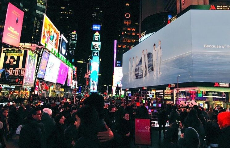 현대차가 21일(현지시각) 미국 뉴욕 타임스퀘어에서 방탄소년단이 출연한 ‘글로벌 수소 캠페인’ 영상을 최초로 공개했다.(사진=현대차)