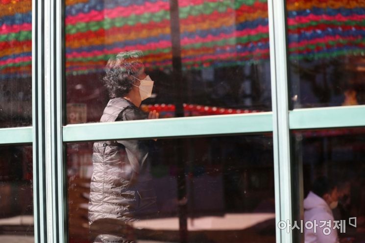 [포토]코로나19 확산세에 마스크 쓴 불자 