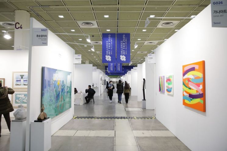 화랑미술제 폐막, 코로나19로 관람객 급감…온라인 전시 연장