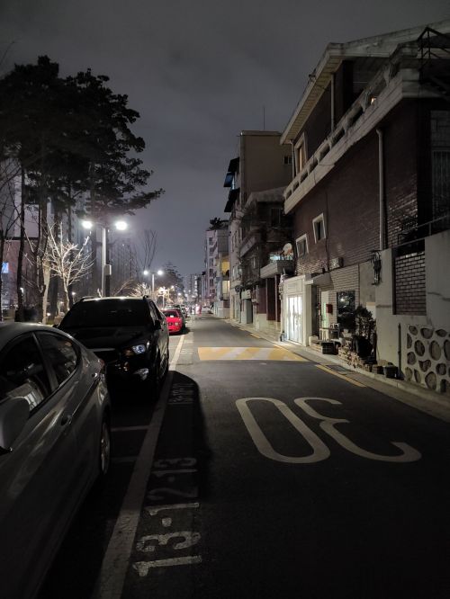 갤럭시S20 울트라 기본 카메라로 촬영한 야간 골목길(사진=한진주 기자)
