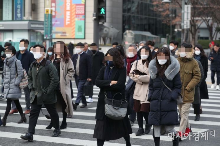 코로나19 확산 우려가 커지는 가운데 24일 서울 광화문 사거리에서 마스크를 쓴 시민들이 출근하고 있다. /문호남 기자 munonam@