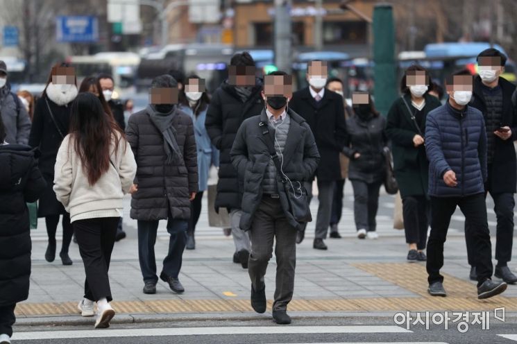 코로나19 확산 우려가 커지고 있는 24일 서울 광화문 사거리에서 마스크를 쓴 시민들이 출근하고 있다. /문호남 기자 munonam@