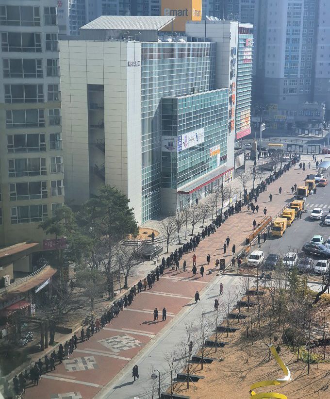 24일 오전 대구 북구 이마트 침산점 앞에서 시민들이 마스크를 사기 위해 줄지어 서 있다.<이미지:연합뉴스>