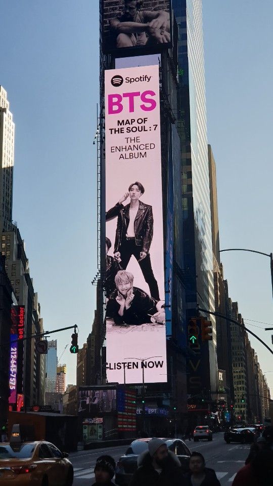 22일(현지시간) 뉴욕 명소인 타임스스퀘어 광장에 케이팝 그룹 방탄소년단의 정규 4집을 홍보하는 광고가 등장했다. 사진=뉴욕 백종민 특파원.
