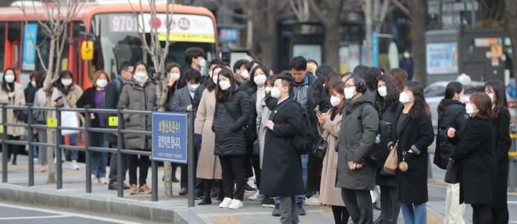 24일 서울 광화문역 사거리 횡단보도에서 시민들이 코로나 19 예방 등의 이유로 마스크를 착용하고 출근하고 있다. [이미지출처=연합뉴스]