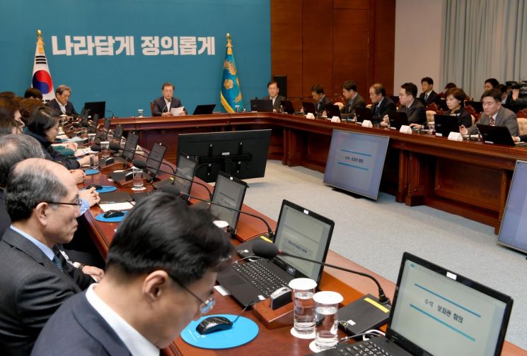 文대통령 "국회 협조 얻어 추경예산 편성 검토해달라"