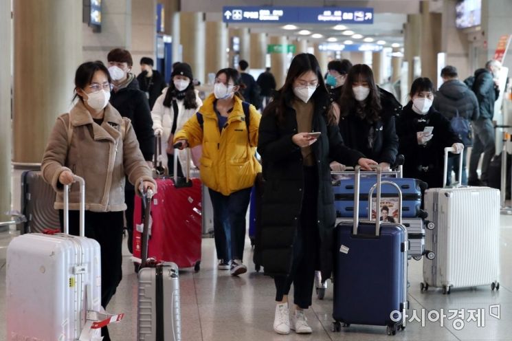 내달 대학 개강에 맞춰 입국한 중국 유학생들이 24일 인천국제공항에서 대학 관계자들의 안내를 받아 버스로 이동하고 있다./영종도=김현민 기자 kimhyun81@