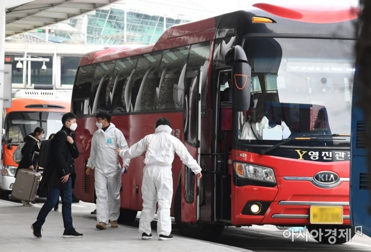 [포토] 대학 수송버스 오르는 유학생들